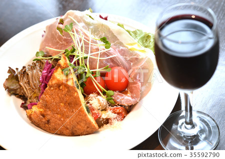 Hors d'oeuvres and red wine Hors d'oeuvres and red wine 35592790