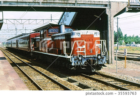 1988 DD51 Tow Banetsu West Line Red Train Kitakata Station 1988 DD51 Tow Banetsu West Line Red Train Kitakata Station 35593763
