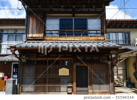 Beautiful gridded house Beautiful gridded house 35594334