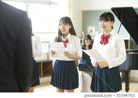 Singing students 35594703