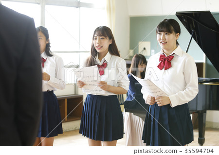 Singing students 35594704