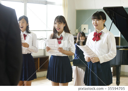 Singing students 35594705