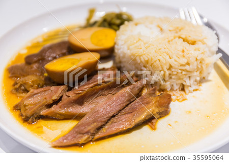 Stewed pork leg on rice. 35595064
