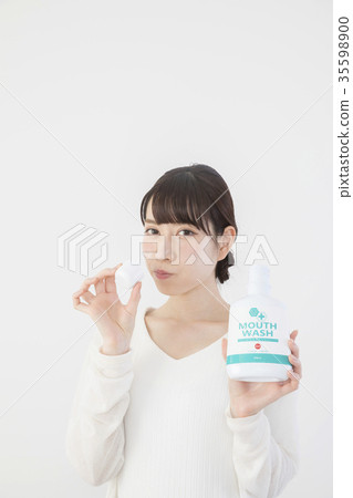 用漱口水沖洗嘴的女人 35598900