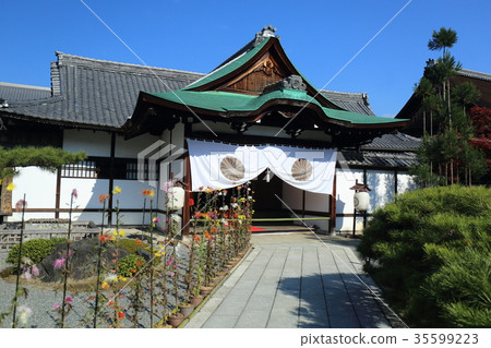 Kyoto Daikakuji Temple entrance and Zengiku 35599223