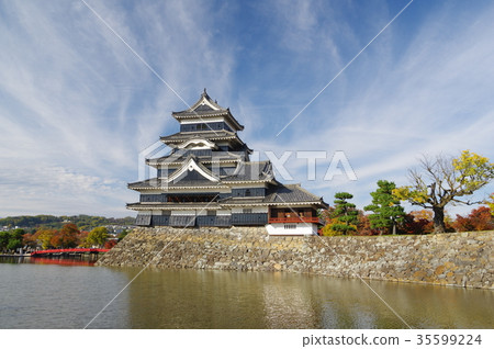 Autumn of Shinshu Matsumoto National treasure colored by autumn leaves Matsumoto Castle Existing 12 One of the temples Matsumoto Tourism center 35599224