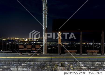 Night view of JR East Shinonoi Line Omotesu Station 35600974