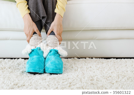 女人穿著房間的鞋子 女人穿著房間的鞋子 35601322