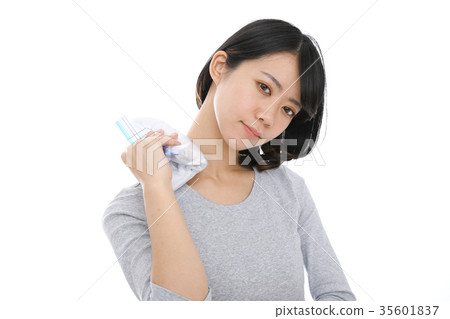 Woman to warm the shoulders with a towel 35601837