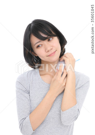 Woman to warm the shoulders with a towel 35601845