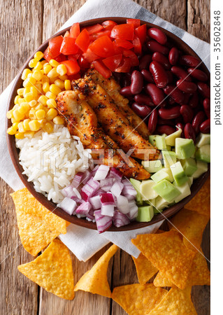 圖庫照片: burrito bowl with chicken, rice and vegetables