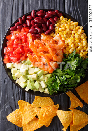 Salad with prawns, vegetables and nachos 35602862