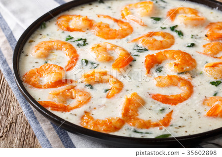shrimps with spinach in creamy cheese sauce 35602898