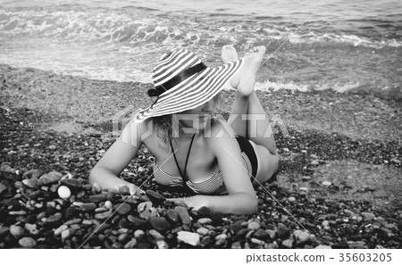 Pretty woman on the beach Pretty woman on the beach 35603205