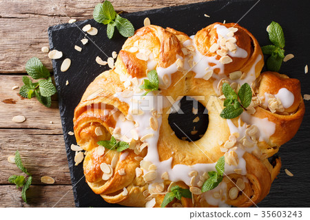 Christmas brioche cake with almonds 35603243