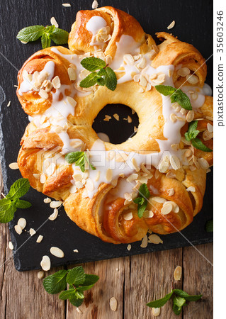 Christmas brioche cake with almonds 35603246