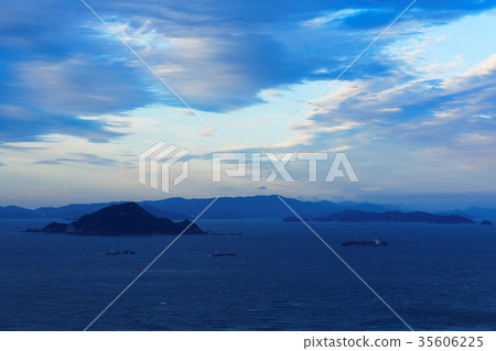 清晨Ira湖供水和上島 清晨Ira湖供水和上島 35606225