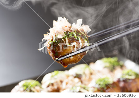 Takoyaki in hot water with a rising temperature 35606930