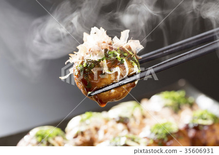 Takoyaki in hot water with a rising temperature 35606931