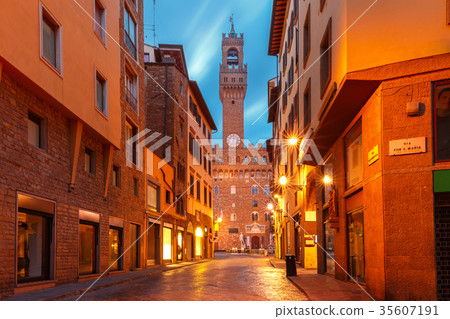 Palazzo Vecchio in the mornng in Florence, Italy 35607191
