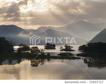 秋元湖的早晨 35607317