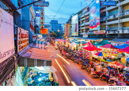 Night market in downtown Chiang Mai 35607377