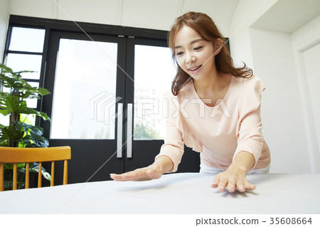 年輕女子，桌子，桌布，組織 35608664