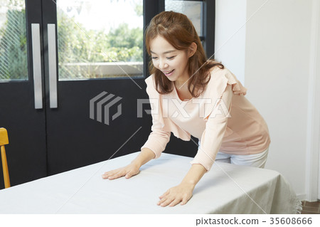 年輕女子，桌子，桌布，組織 35608666