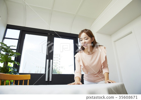 年輕女子,桌子,桌布,組織 年輕女子,桌子,桌布,組織 35608671