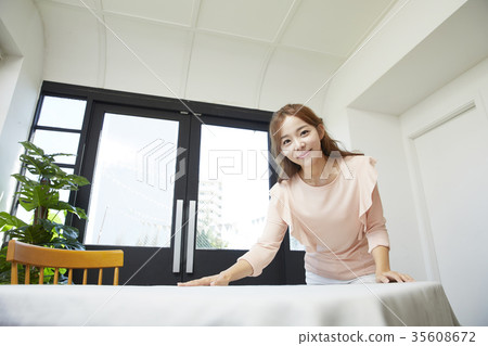 年輕女子，桌子，桌布，組織 35608672