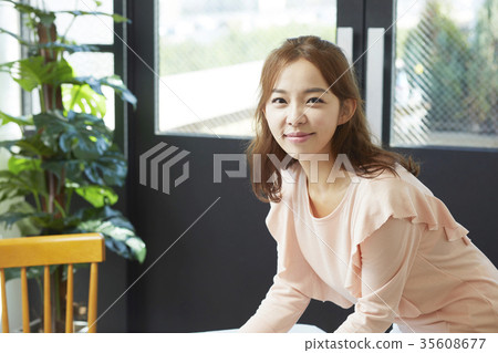 年輕女子，桌子，桌布，組織 35608677