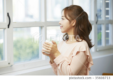 年輕女子，杯子，喝酒 35608713