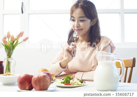 年輕女子,早午餐,吃 年輕女子,早午餐,吃 35608717