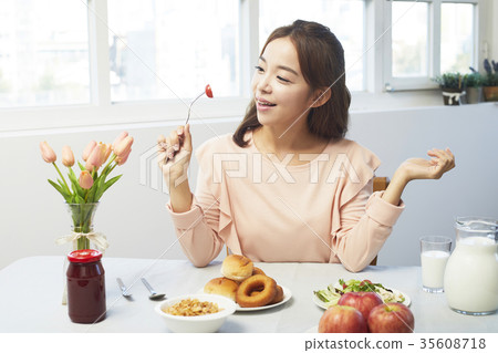 年輕女子,早午餐,吃 年輕女子,早午餐,吃 35608718