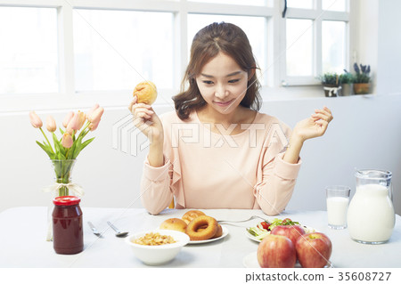 Young woman, brunch, eating 35608727