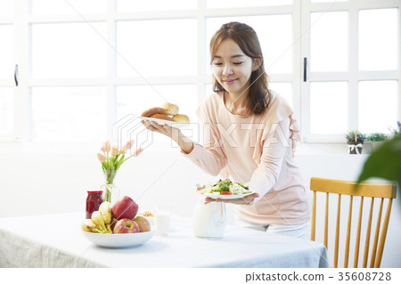 Young woman, food, ready Young woman, food, ready 35608728