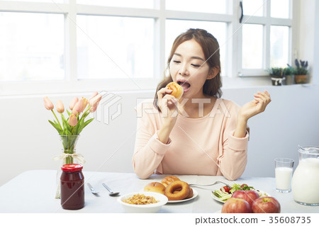 Young woman, brunch, eating 35608735