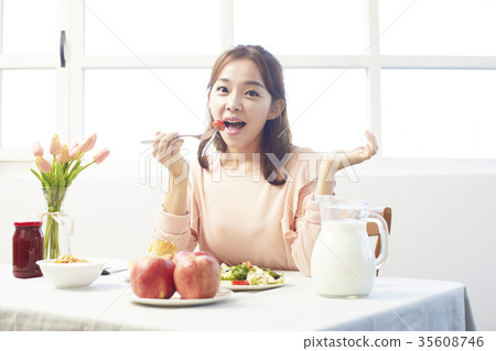 Young woman, food, brunch 35608746