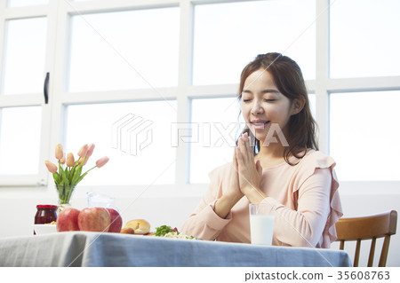 年輕女子，早午餐，吃 35608763