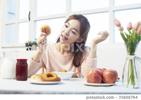 年輕女子，早午餐，吃 35608764