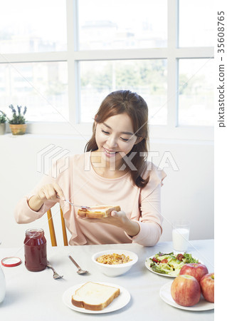 年輕女子，早午餐，吃 35608765