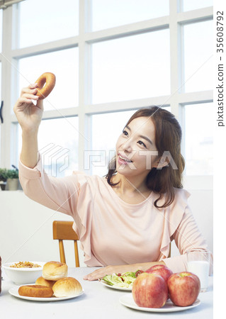 年輕的女人，食物，早午餐 35608792