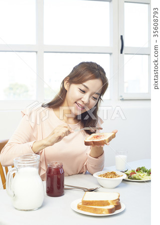 Young woman, brunch, eating 35608793