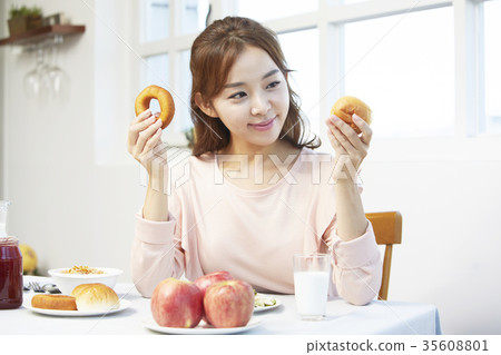 Young woman, food, brunch Young woman, food, brunch 35608801
