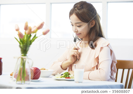 年輕女子，早午餐，吃 35608807