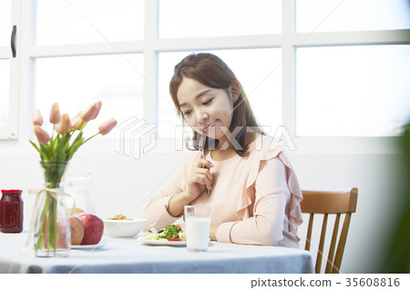 Young woman, brunch, eating 35608816