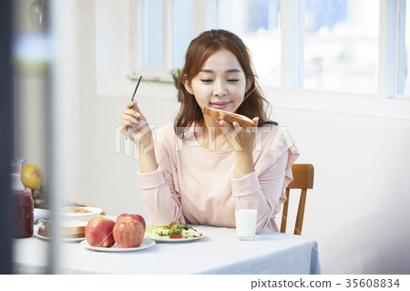 Young woman, brunch, eating 35608834