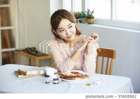 Young woman, food, brunch Young woman, food, brunch 35608862