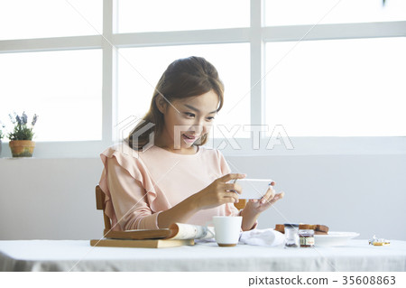 Young woman, cellphone, photo shoot Young woman, cellphone, photo shoot 35608863