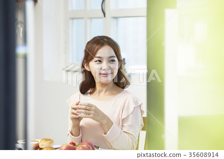 年輕的女人,食物,早午餐 年輕的女人,食物,早午餐 35608914